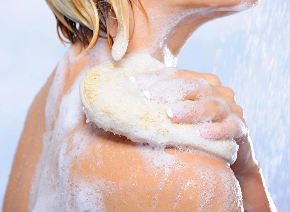 Sử dụng sữa tắm có chất tẩy rửa mạnh khiến da bị khô