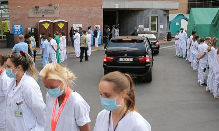 Nhân viên y tế Bỉ đồng loạt quay lưng khi Thủ tướng tới thăm