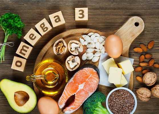 Axit béo omega-3 có trong những loại hải sản: cá thu, cá mòi, cá hồi... hay trong hạt óc chó, hạt lanh...